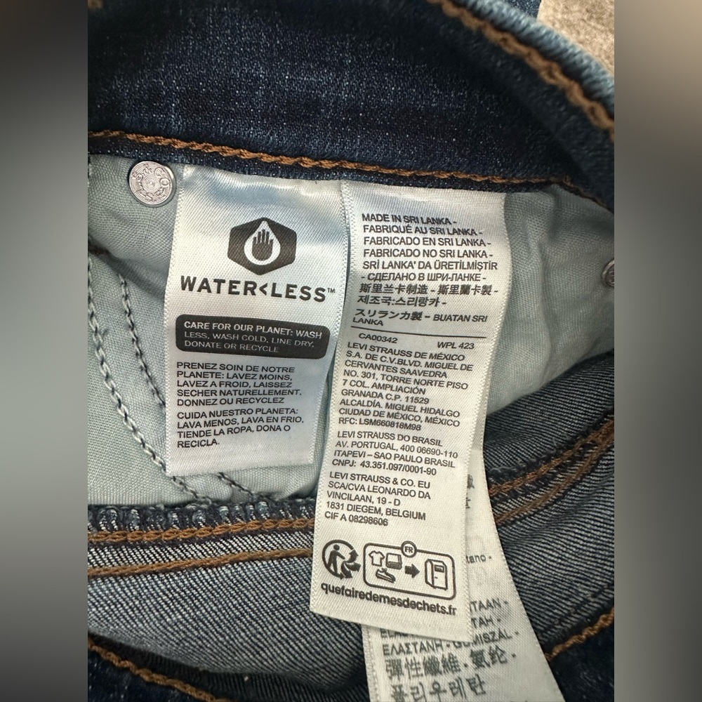 NWT Levi’s Mid-Length Shorts. Size 28. - Picture 8 of 10